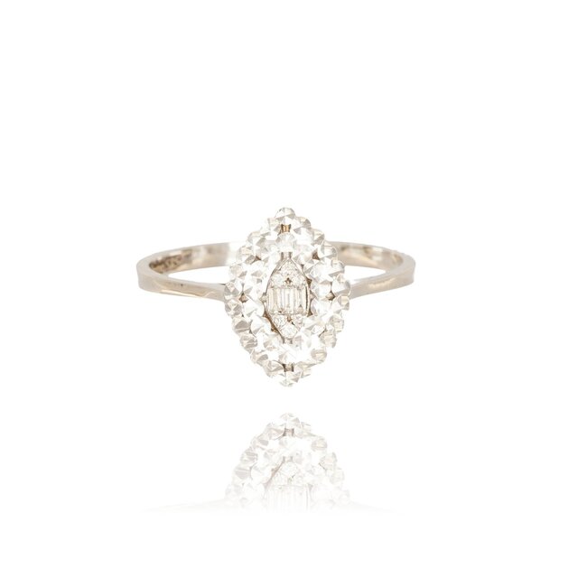 Verfijnde witgouden ring met diamanten in klassieke clusterzetting