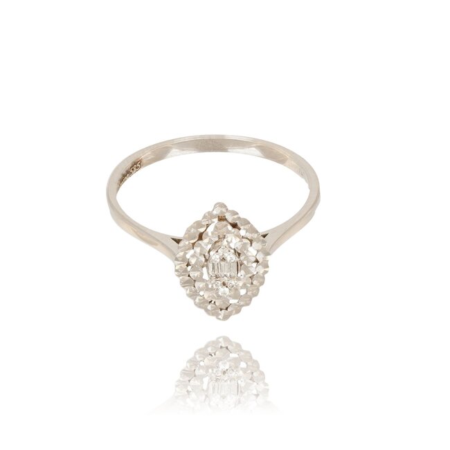Verfijnde witgouden ring met diamanten in klassieke clusterzetting