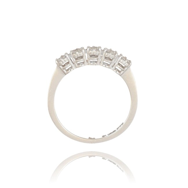 Elegante witgouden ring met vijf clusterzettingen en diamanten