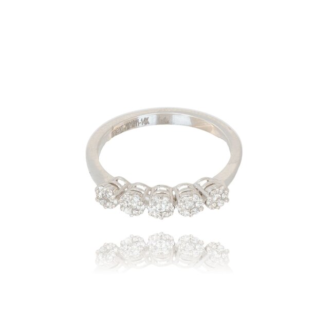 Elegante witgouden ring met vijf clusterzettingen en diamanten