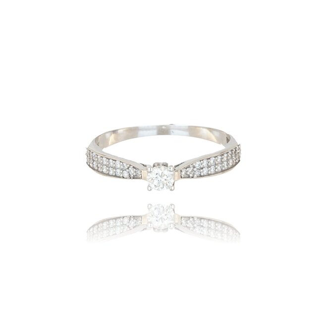 Elegante witgouden ring met 0.23 ct briljant diamant en pavé band