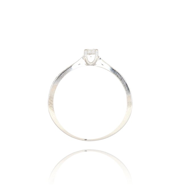 Elegante witgouden ring met 0.23 ct briljant diamant en pavé band