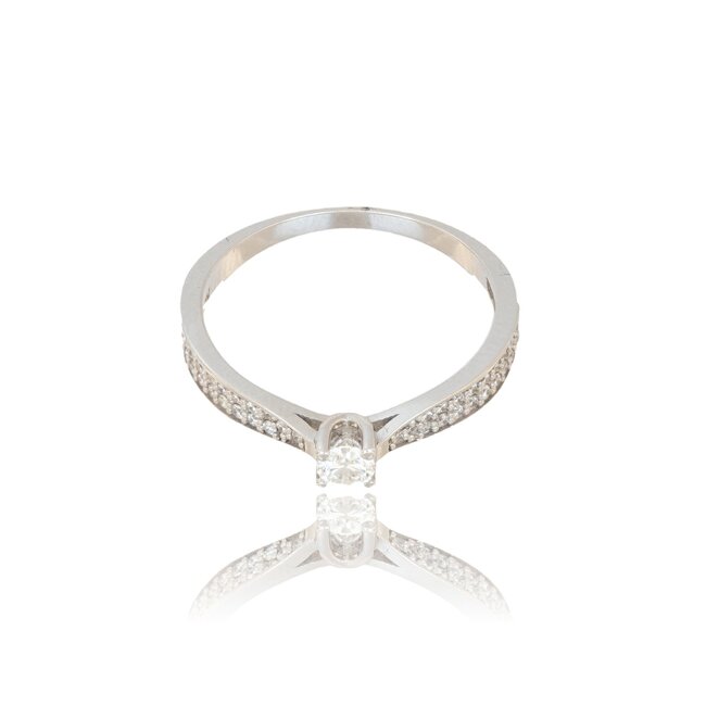 Elegante witgouden ring met 0.23 ct briljant diamant en pavé band