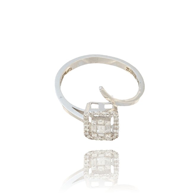 Moderne  witgouden ring met baguette en briljant diamanten