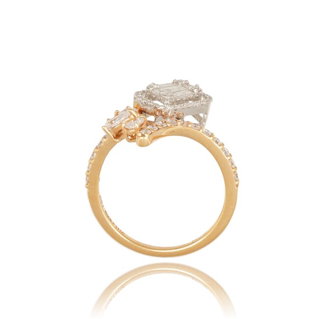 Exclusieve roségouden ring met baguette, briljant en peer diamanten