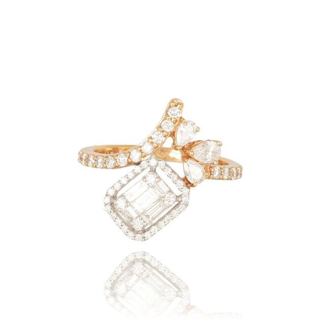 Exclusieve roségouden ring met baguette, briljant en peer diamanten