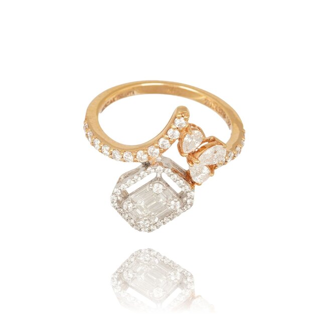 Exclusieve roségouden ring met baguette, briljant en peer diamanten