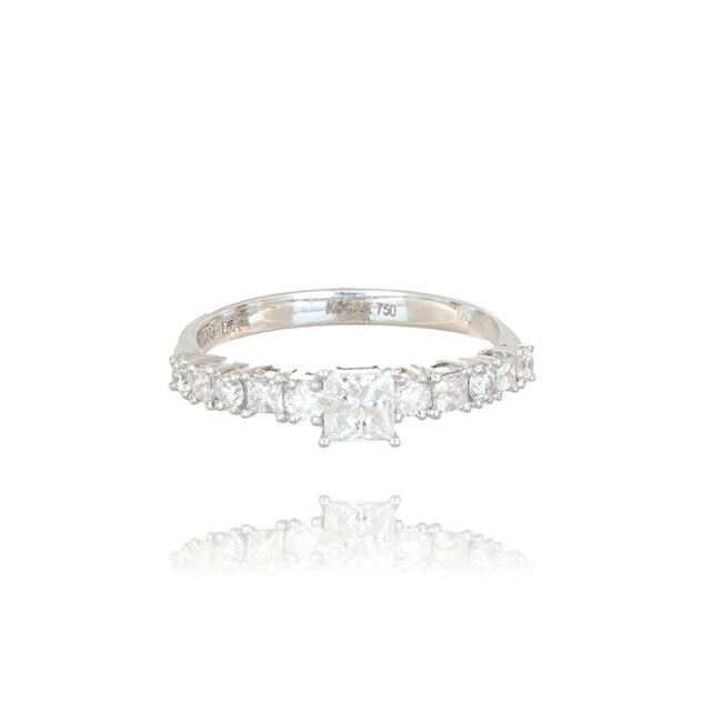 Luxe witgouden ring met 0.80 ct princess cut en briljant diamanten