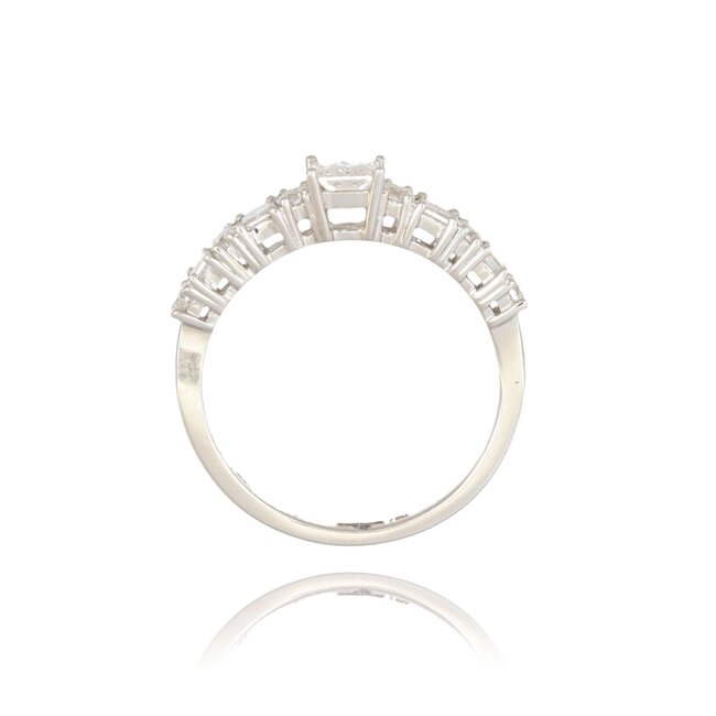 Luxe witgouden ring met 0.80 ct princess cut en briljant diamanten