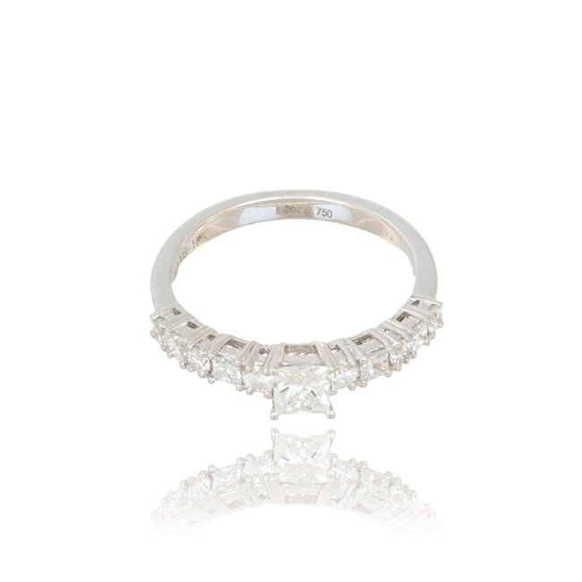 Luxe witgouden ring met 0.80 ct princess cut en briljant diamanten