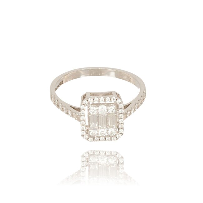 Luxe witgouden ring met 0.51 ct baguette en briljant diamanten