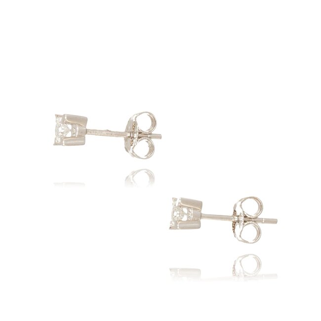 Tijdloze witgouden oorstekers met solitaire diamanten