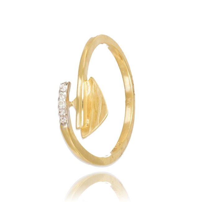 Opengewerkte gouden ring met geometrisch design