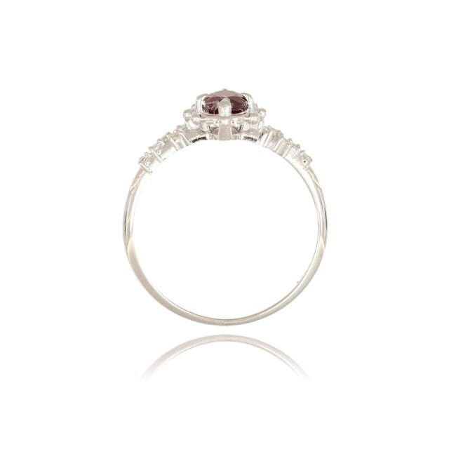Elegante witgouden ring met natuurlijke robijn en fonkelende diamanten
