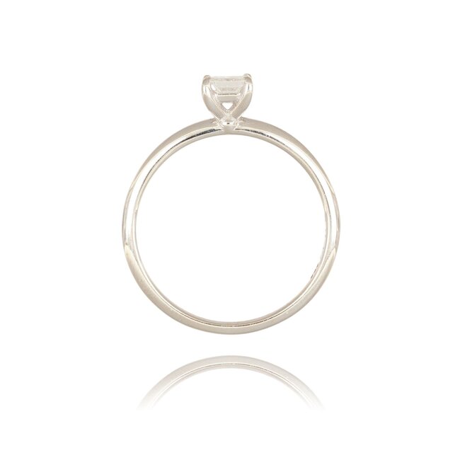 Elegante witgouden solitairring met princess cut diamant