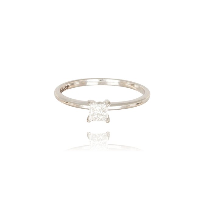 Elegante witgouden solitairring met princess cut diamant
