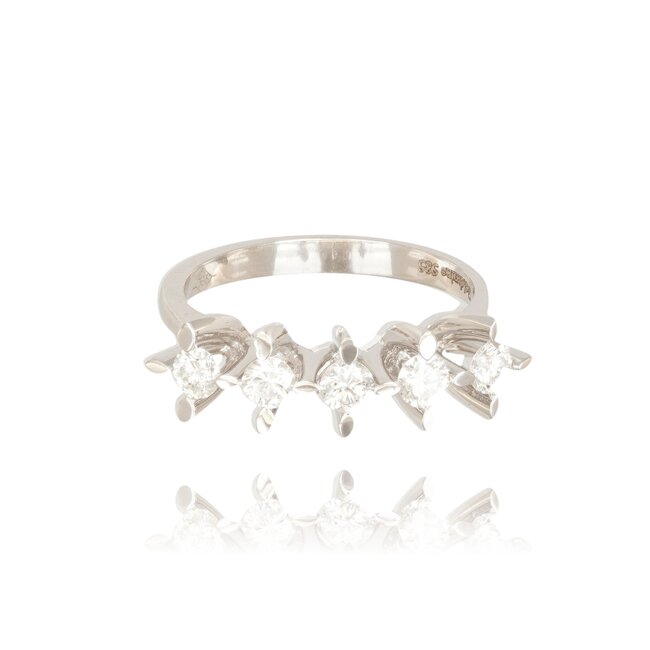 Inhoud: Deze stijlvolle witgouden damesring is voorzien van vijf schitterende natuurlijke diamanten die samen zorgen voor een luxe en tijdloze uitstraling. Dankzij het elegante ontwerp is deze ring perfect als cadeau, jubileumring of verlovingsring.  Prod