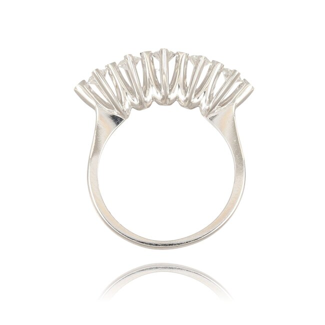 Inhoud: Deze stijlvolle witgouden damesring is voorzien van vijf schitterende natuurlijke diamanten die samen zorgen voor een luxe en tijdloze uitstraling. Dankzij het elegante ontwerp is deze ring perfect als cadeau, jubileumring of verlovingsring.  Prod