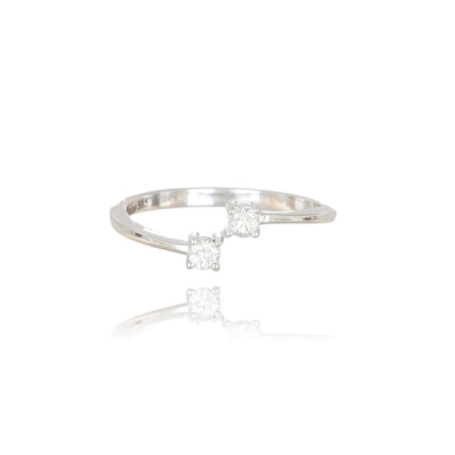 Elegante witgouden bypass ring met twee natuurlijke diamanten