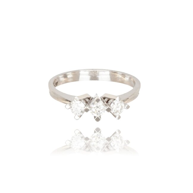 Elegante witgouden damesring met drie diamanten van 0.40 ct