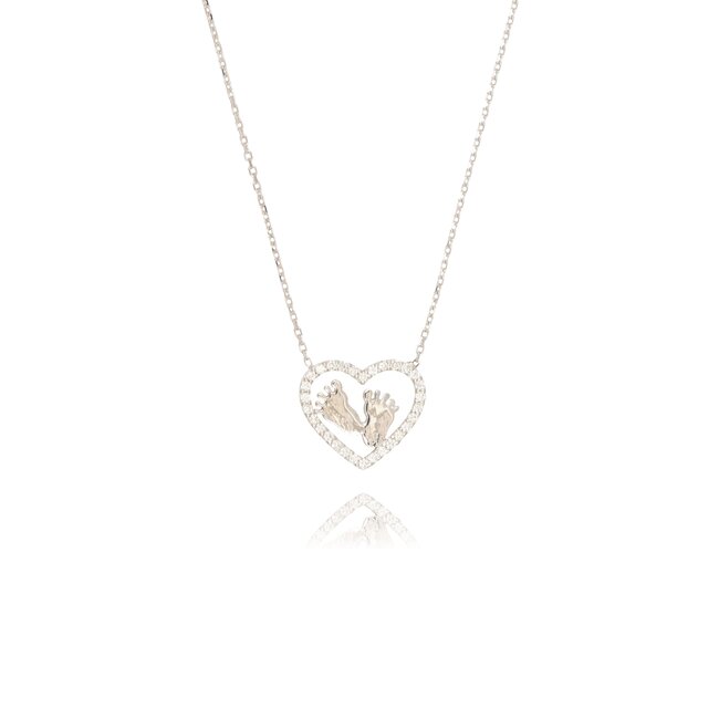 Witgouden collier met hart hanger, babyvoetjes en 0.21 ct diamanten
