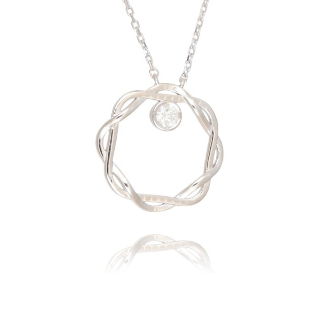 Elegant witgouden collier met gedraaide cirkelhanger