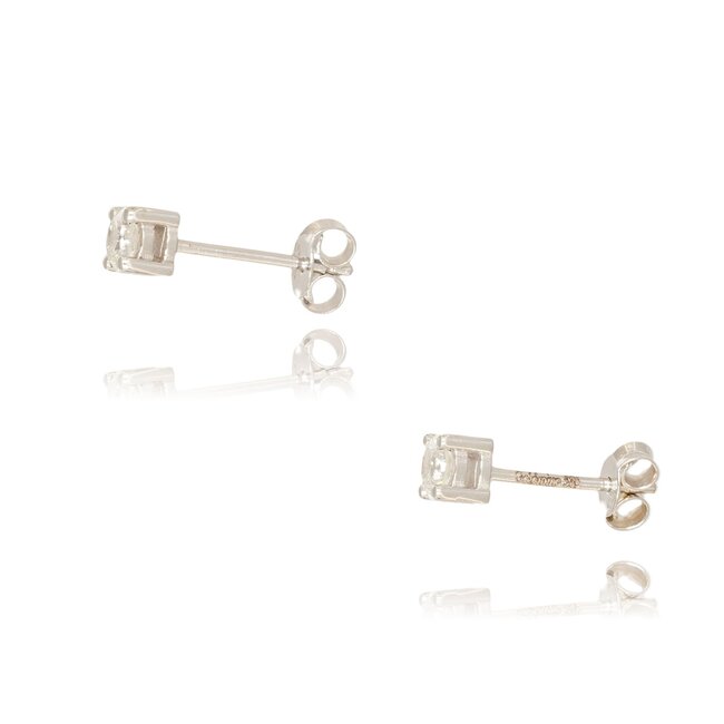 Luxe witgouden solitaire oorstekers met briljant diamant
