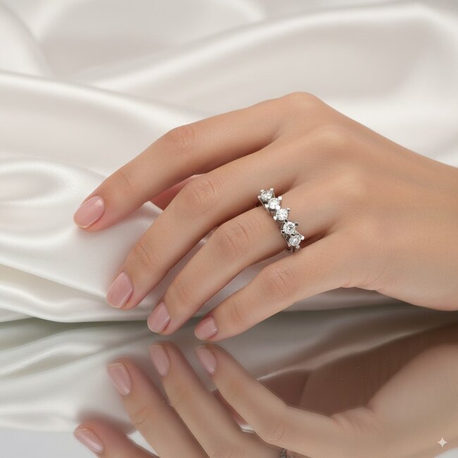 Witgouden damesring met vijf diamanten 0,80 ct