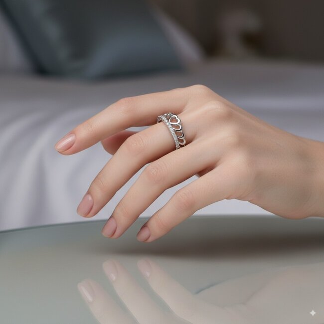 Witgouden ring met hartjesdesign en diamanten
