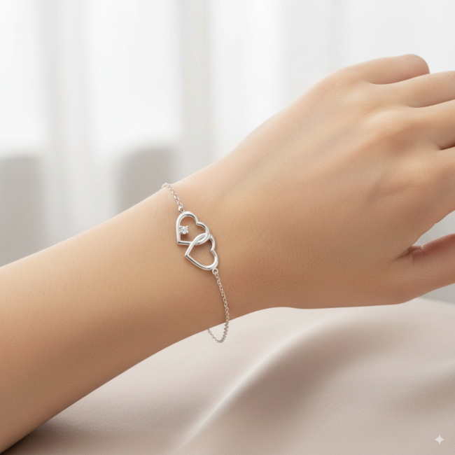 Witgouden armband met dubbele hartjes en diamant