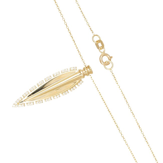 Elegant gouden collier met handgemaakte druppelhanger en fonkelende zirkonia stenen