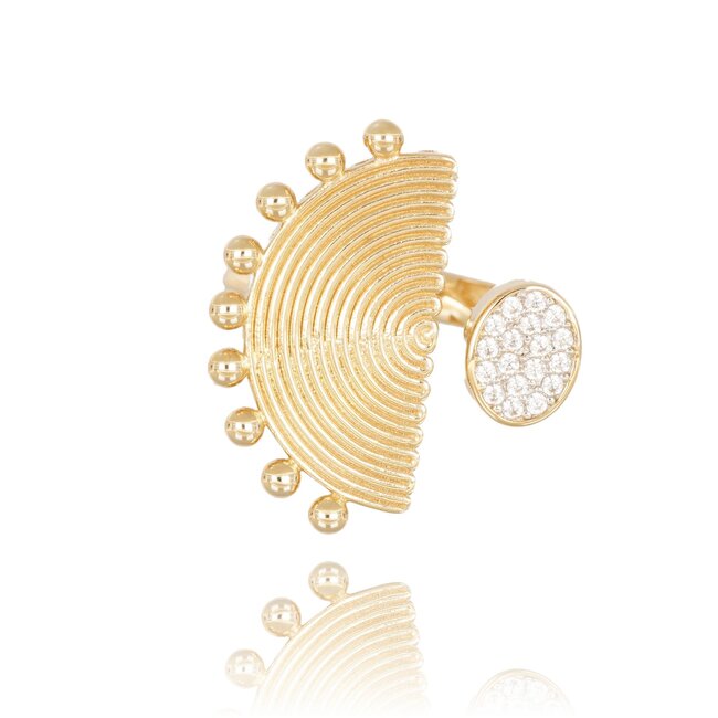 Luxe gouden ring met opvallend zonvormig design en fonkelende zirkonia stenen