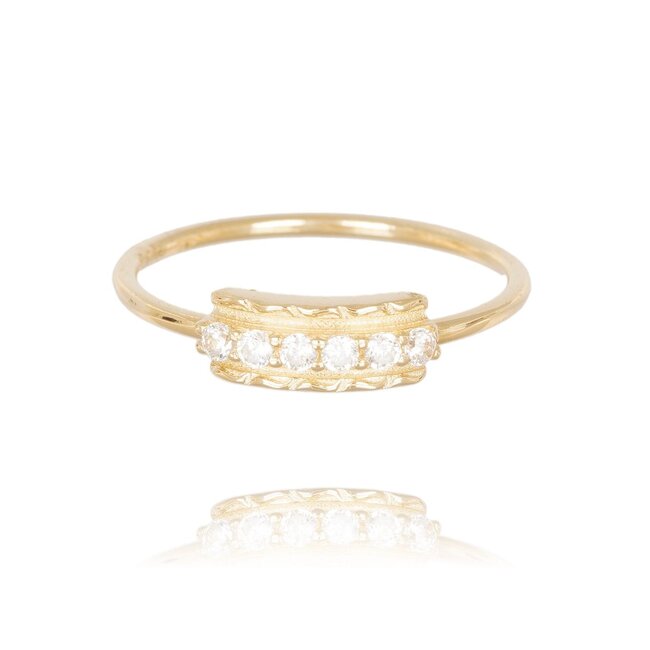 Subtiele gouden ring met heldere zirkonia stenen en elegante zetting