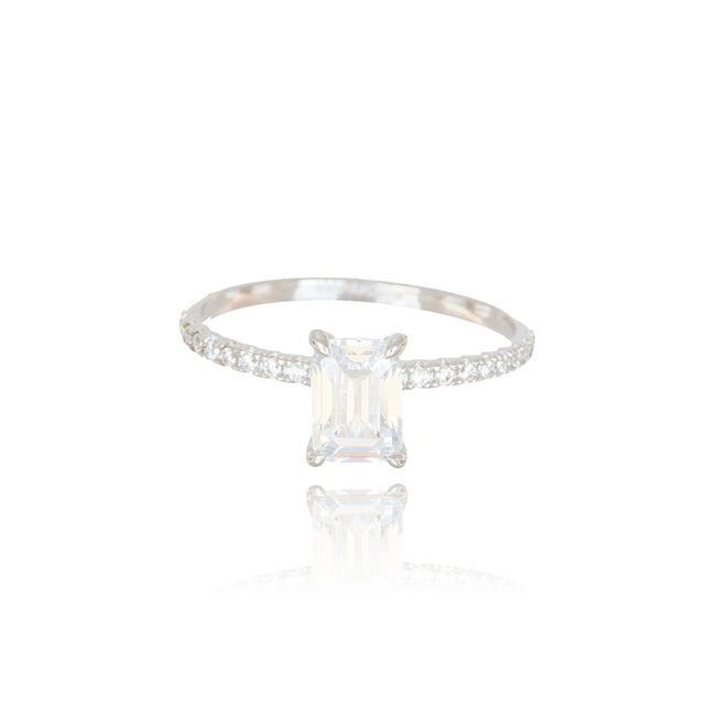 Elegante witgouden ring met emerald cut Swarovski-steen