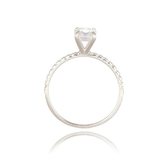 Elegante witgouden ring met emerald cut Swarovski-steen