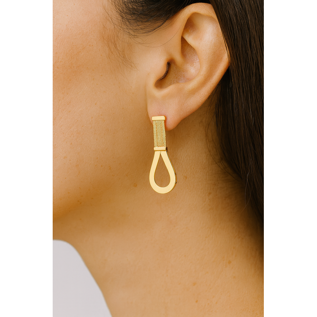 Elegante gouden oorbellen met modern druppelvormig design