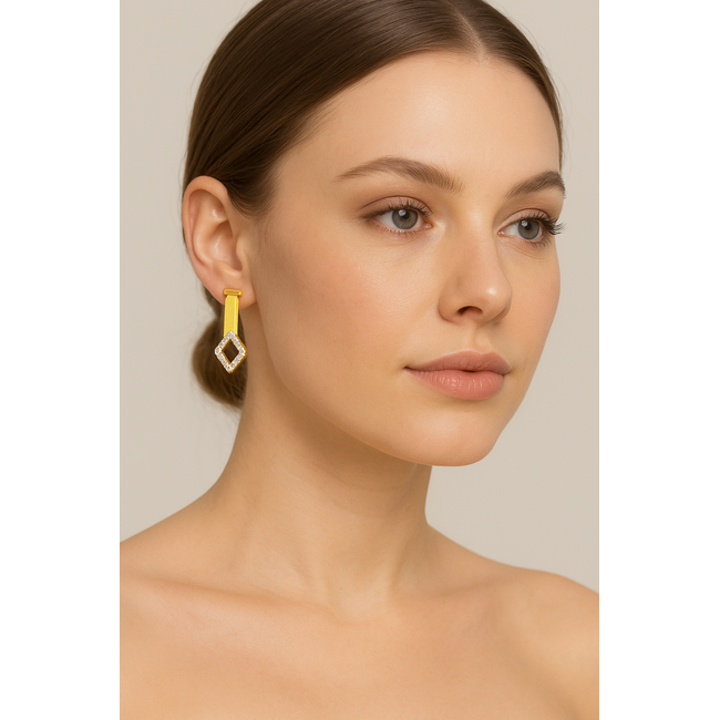 Elegante gouden hangoorbellen met diamanten stenen en geometrisch design