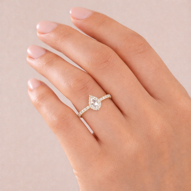 14k gouden ring met een druppelvormige zirkonia