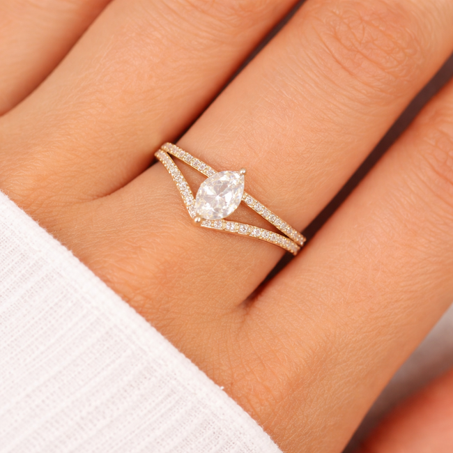 Diamanten ring met peer geslepen diamant