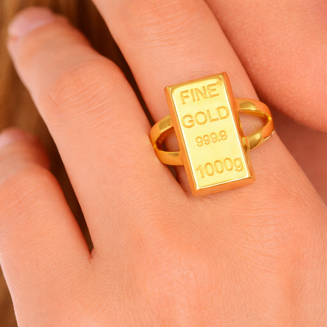 Opvallende gouden ring met goudbaar