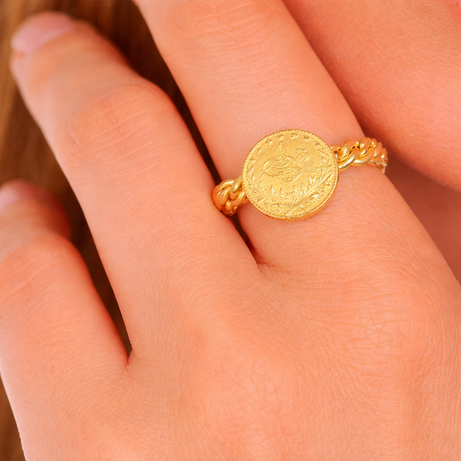 Elegante gouden ring met ceyrek munt en burma