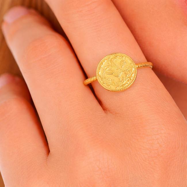 Fijne gouden ajda ring met baski resat munt