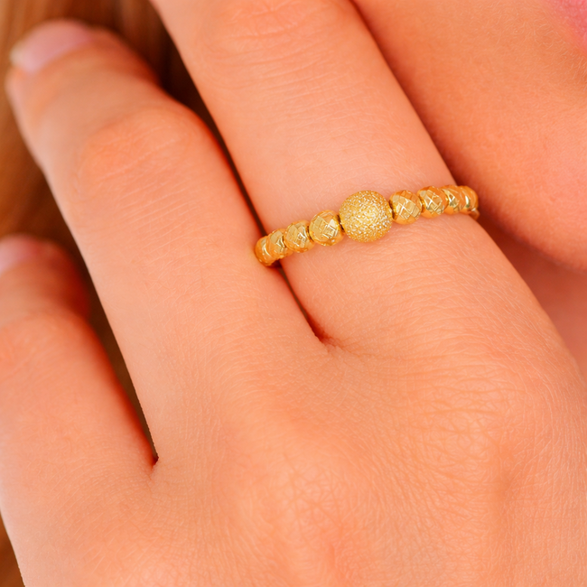 Elegante dorika ring met geslepen en matte bolletjes