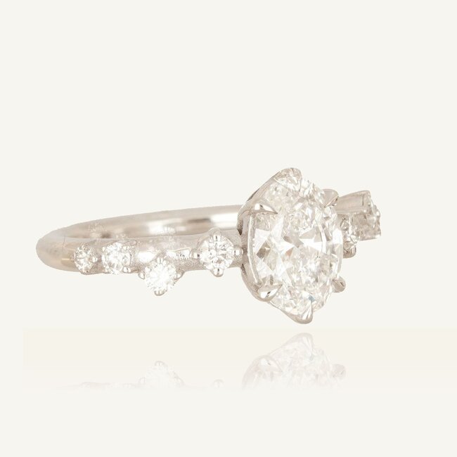Luxe diamanten ring met ovale center