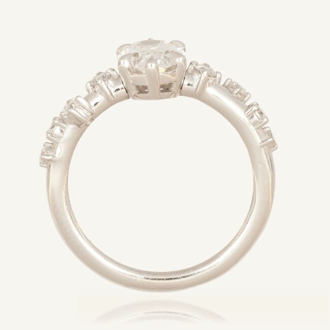 Luxe diamanten ring met ovale center