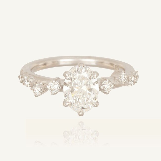 Luxe diamanten ring met ovale center