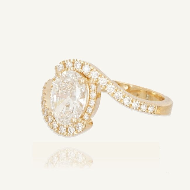 Luxe diamanten ring 1.51 karaat ovaal met 0.28 karaat halo en pavé diamanten