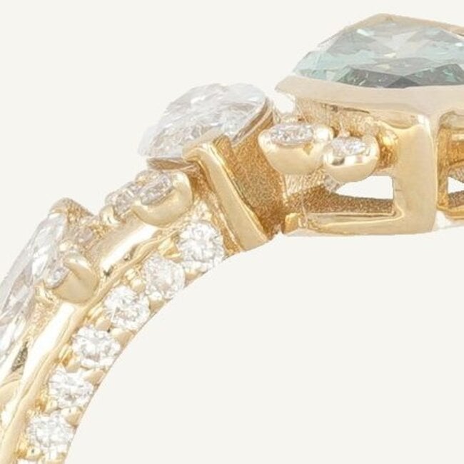 Luxe diamanten ring met 1.01 ct groene marquise diamant