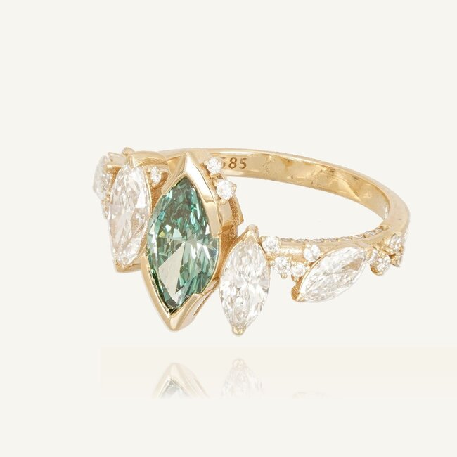 Luxe diamanten ring met 1.01 ct groene marquise diamant