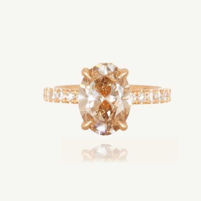 Luxe roségouden ring met champagnekleurige ovale diamant en pavé band